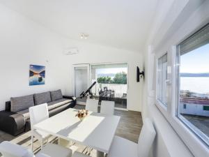 Fotografie z fotogalerie ubytování Comfy Apartment in Sveti Petar na Moru with Garden v destinaci Krmčina
