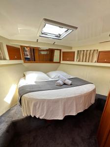 a bedroom with a large bed in a room at Bateau Vedette 14 mètres in Propriano