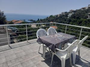 einen Tisch und Stühle auf dem Balkon eines Hauses in der Unterkunft Nino Lux Apartments Ulcinj in Ulcinj