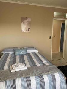 Un pat sau paturi într-o cameră la Home in Suideoord, Jhb south