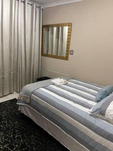 Łóżko lub łóżka w pokoju w obiekcie Home in Suideoord, Jhb south