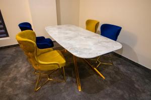 a table and four chairs in a room at HOTEL GLAMOUR IMPERIAL in Buzău