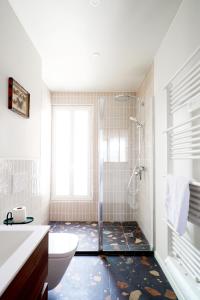 y baño con ducha y aseo. en Villa Adèle, Bow-Window vue Mer -Appt 04 en Mers-les-Bains
