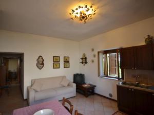 ein Wohnzimmer mit einem Sofa und einem Tisch in der Unterkunft Lovely Holiday Home in Monte Colombo on Farm in Monte Colombo