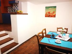 jadalnia z niebieskim stołem i krzesłami w obiekcie Inviting holiday home in Maida with swimming pool w mieście Maida