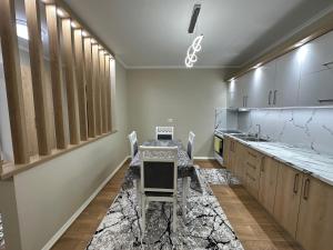 - une cuisine avec une table et un comptoir dans l'établissement Ledio’s Luxury Apartment, à Pogradec
