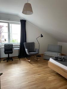 een slaapkamer met een bed, een bureau en stoelen bij Peaceful holiday in Würzburg