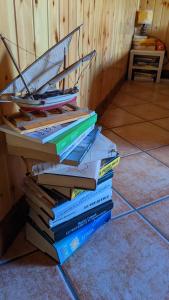 una pila de libros apilados uno encima del otro en Rifugio SHIVA, en Petralia Soprana
