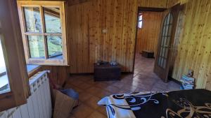 um quarto com paredes de madeira e um quarto com uma janela em Rifugio SHIVA em Petralia Soprana