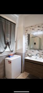 ein Bad mit einem Waschbecken und einem Spiegel in der Unterkunft Borgo House in Sasso Marconi
