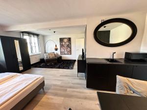 sypialnia z łóżkiem, umywalką i lustrem w obiekcie a-partment • Köln - Schokoladenmuseum w Kolonii