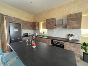 Η κουζίνα ή μικρή κουζίνα στο Ta' Cikku Farmhouse