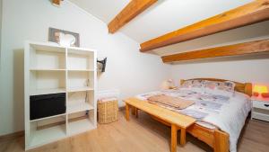ラ・フーにあるLE SCHUSS 3 - 287 - Appt cosy 6 persのベッドとテレビのある小さな寝室 +6枚の写真