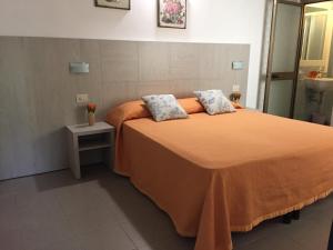 マリーナ・ディ・ピエトラサンタにあるCasa Massauaのベッドルーム1室(大型ベッド1台、枕2つ付)