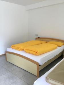 Llit o llits en una habitació de Rifugio Capanna Bill