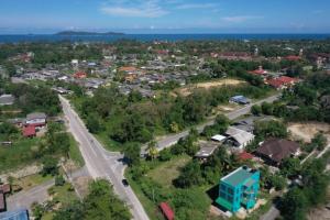 uma vista aérea de uma cidade com uma casa azul em Homestay IJAA em Marang