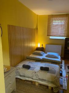 2 łóżka w sypialni z żółtymi ścianami w obiekcie Hostel Sielanka w Gdańsku