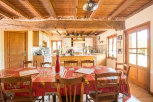 una cucina e una sala da pranzo con tavolo e sedie di La Maison du Bonheur a Saint-Martin-en-Bresse
