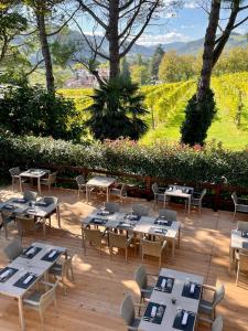 Il Cardello Locanda في Casola Valsenio: مطعم به طاولات وكراسي وكروم