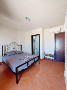 ein Schlafzimmer mit einem Bett in einem Zimmer in der Unterkunft Prime chalet in Golf Porto Marina resort new Alamein in El-Alamein