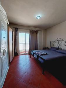 sypialnia z dużym łóżkiem i dużym oknem w obiekcie Prime chalet in Golf Porto Marina resort new Alamein w mieście El Alamein