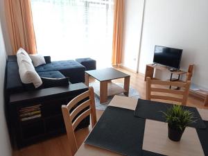 - un salon avec un canapé et une table dans l'établissement LOREA Apartment L000 in Aspen Golf Resort, à Razlog