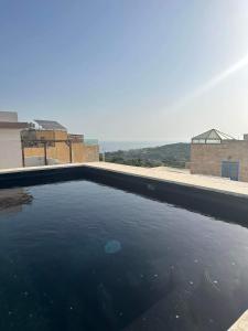 una gran piscina de agua en la parte superior de un edificio en Luxury room in Gharghur en Għargħur