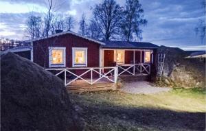 una pequeña casa con luces en su interior en Gorgeous Home In Lnashult With Wifi, en Lönashult