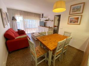 Posedenie v ubytovaní Apartamento Floral al centro de Palamós con Wi-Fi