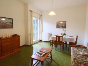 uma sala de estar com uma mesa e uma sala de jantar em Apartment by the sea in special surroundings em Santa Liberata