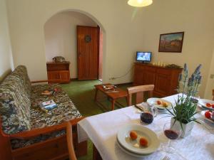 uma sala de estar com uma mesa e um sofá em Apartment by the sea in special surroundings em Santa Liberata