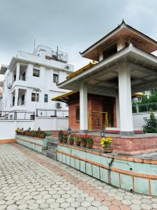 un bâtiment avec des plantes en pot devant lui dans l'établissement Janaki House, à Katmandou