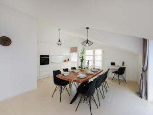 - une salle à manger et une cuisine avec une table et des chaises dans l'établissement Modern villa in Nin by the sea, à Nin