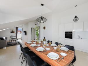 une salle à manger avec une table en bois et des chaises noires dans l'établissement Modern villa in Nin by the sea, à Nin