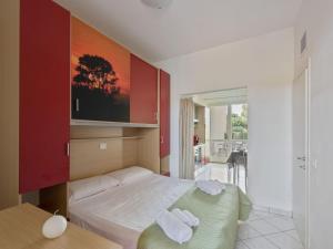 コマッキオにあるCosy Apartment in Lido delle Nazioni with Poolのベッドルーム1室(ベッド1台、タオル2枚付)