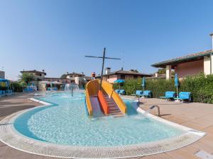 un tobogán de agua en una piscina de un complejo en Cosy Apartment in Lido delle Nazioni with Pool, en Comacchio