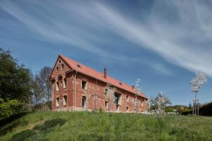 an old brick building on top of a hill at Sýpka Arnoštov 