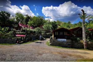 a dirt road in front of a house at Bungalow- casute in Orşova
