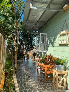 ダラットにあるLem Homestay Đà Lạtの家の中のパティオ(テーブル、ベンチ付)