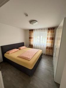 - une chambre avec un grand lit dans l'établissement Seeblick Ferienwohnung Bodensee, à Friedrichshafen