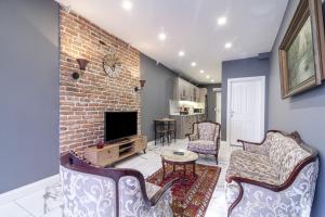 a living room with chairs and a brick wall at Amazing Flat near Kennedy Avenue in Fatih in Istanbul