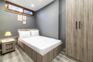 Ліжко або ліжка в номері Amazing Flat near Kennedy Avenue in Fatih