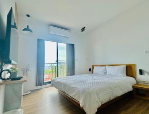 a bedroom with a bed and a large window at 味知旅宿 Unknown coffee and B&B in Xiaoliuqiu