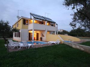 ein Haus mit Pool davor in der Unterkunft Splendid Holiday Home in Novigrad near sea in Novigrad Istria