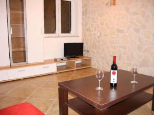 ein Wohnzimmer mit einem Tisch und 2 Gläsern Wein in der Unterkunft Splendid Holiday Home in Novigrad near sea in Novigrad Istria
