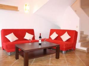 un soggiorno con 2 divani rossi e un tavolo di Splendid Holiday Home in Novigrad near sea a Novigrad Istria