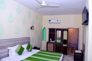 Un dormitorio con una cama y un ventilador de techo. en Himmatgarh Palace Heritage Boutique Hotel, en Jaisalmer 72 fotos más