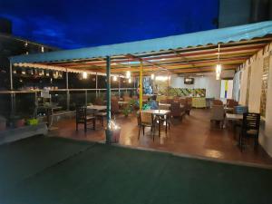 un restaurante con mesas y sillas y un patio en Hotel LXIA Hinjewadi - Indian Nationals Only, en Pune