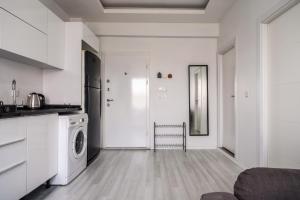 Kuchyň nebo kuchyňský kout v ubytování Convenient and Modern Flat in Central Beylikduzu