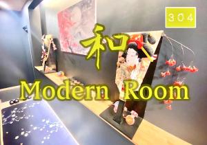 uma imagem de um quarto moderno com um bolo em Eternity APARTMENT HOTEL 品川 em Tóquio